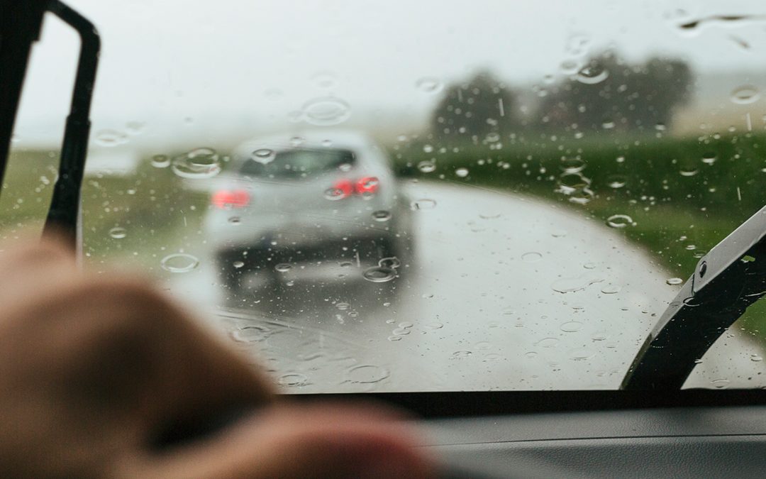 ¿Cómo debemos conducir bajo la lluvia?